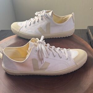 Veja Nova in White/Pierre Colorway